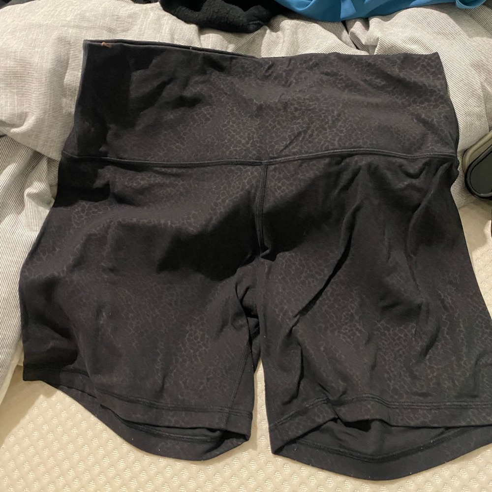 Black snake print Lululemon align 6 inch short size 12